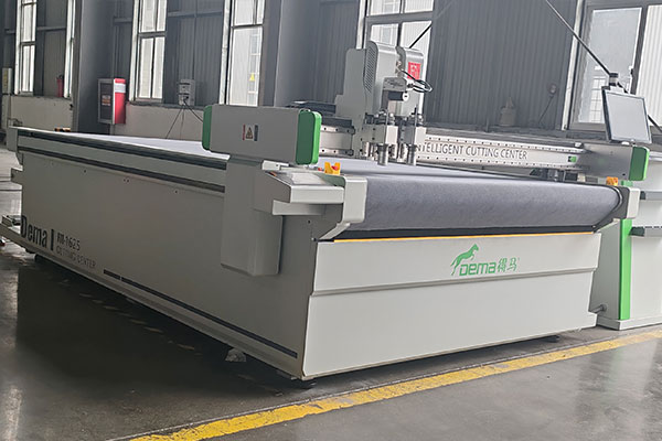 得馬F11高速裁切機(jī)