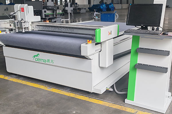 得馬F11-1625高速裁切機(jī)真機(jī)展示
